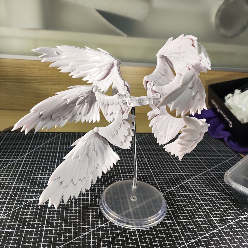 Witte en zwarte engelenvleugel - Action Figure Stand recensie en prijs